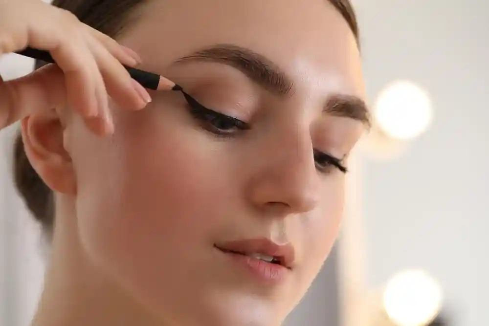 Liquid vs Pencil Eyeliner Which One’s Right for You? (Pros, Cons & Tips)
